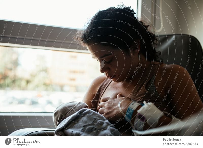 Mutter stillt Neugeborenes im Krankenhaus stillen Krankenpflege neugeboren Neugeborenenfotografie Baby Lifestyle Zusammensein Zusammengehörigkeitsgefühl Kind