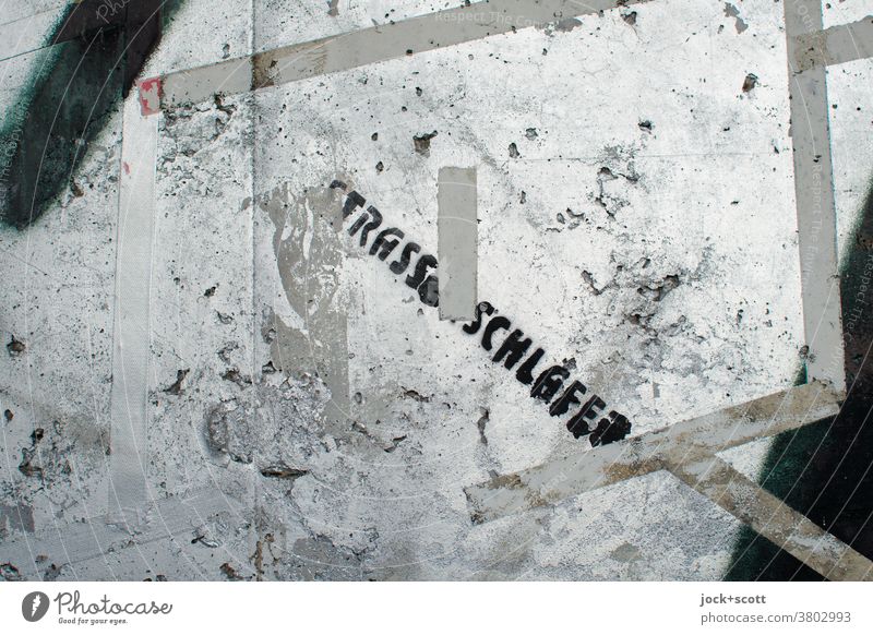 Strassenschläfer Wort Straßenkunst Mauer Graffiti Typographie Kreativität Subkultur abstrakt stencil Schablonenschrift Oberfläche klebestreifen silbern