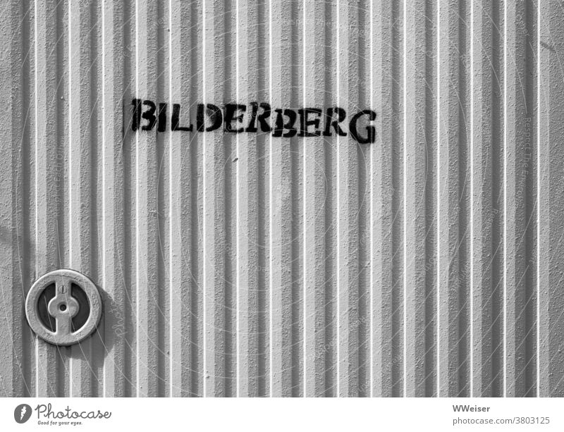 Ein großer Haufen Bilder oder geheimes Treffen der Mächtigen? Bilderberg Tür Verschluss Schrank Metall Safe verschlossen Konferenz Organisation Verschwörung