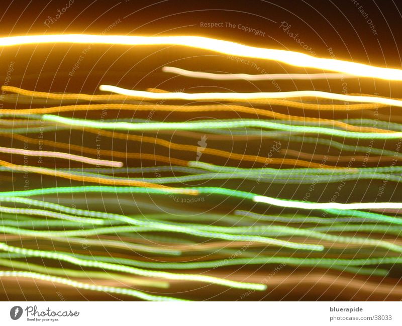 Lichterbahnen dunkel Langzeitbelichtung Linie hell Eisenbahn Farbe mehrfarbig