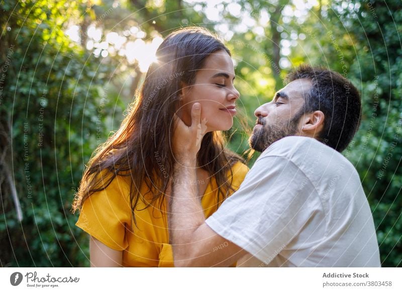 Romantisches junges ethnisches Paar verbringt Zeit miteinander im grünen Park romantisch Glück Liebe Kuss Zusammensein Zeit verbringen Garten Feiertag