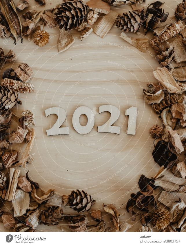 2021 in hölzernen Zahlen zur Feier des neuen Jahres ohne Menschen im Innenbereich abschließen Textfreiraum Zentrum Porträt vertikal Monochrom zählen Holz Tisch