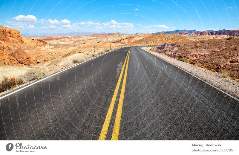 Panoramastraße im Valley of Fire State Park, Nevada, USA. Straße wüst Reise Autobahn Asphalt amerika Freiheit Gesteinsformationen Landschaft Natur Ausflug