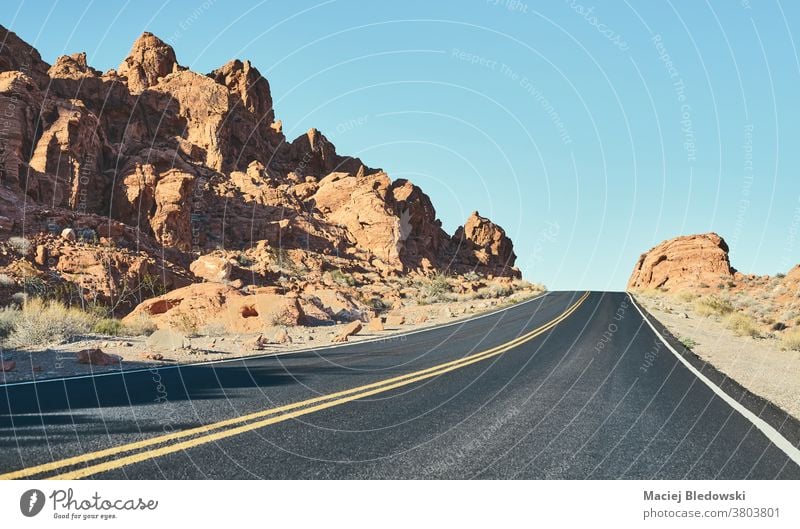 Panoramablick auf die Wüstenstraße von Nevada, USA. reisen altehrwürdig Straße Autobahn wüst Abenteuer amerika retro gefiltert Himmel Reise Landschaft Laufwerk