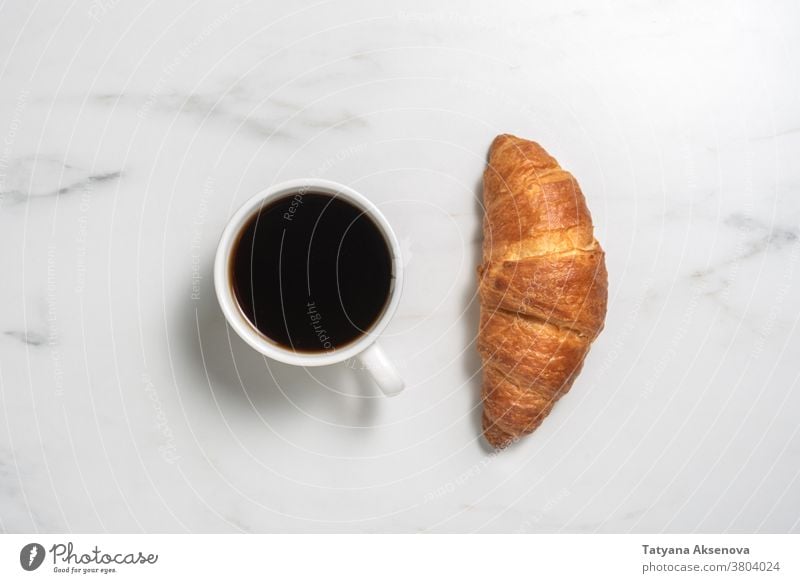 Frisch gebackenes Croissant und Kaffee Frühstück Lebensmittel Französisch Morgen Gebäck Espresso trinken Tasse Bäckerei Café Murmel keine Menschen