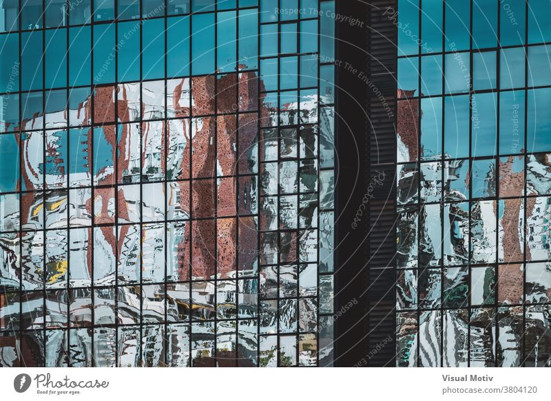 Abstrakte Reflexionen auf der verglasten Fassade eines Bürogebäudes Gebäude abstrakt Reflexion & Spiegelung Fenster urban Architektur Struktur geometrisch