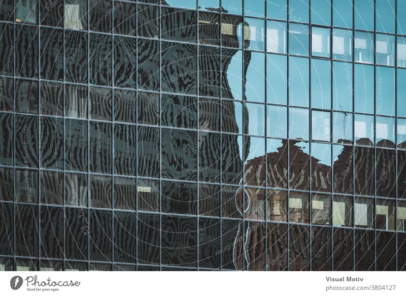 Stadtsilhouetten, die sich auf der verglasten Fassade eines Bürogebäudes spiegeln Gebäude abstrakt Reflexion & Spiegelung Fenster urban Architektur Struktur