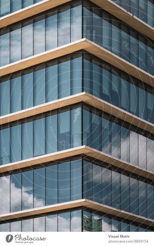 Symmetrische Ansicht der Ecke eines Bürogebäudes mit vertikalen verglasten Fenstern Gebäude Fassade Eckstoß symmetrisch abstrakt urban Architektur Struktur