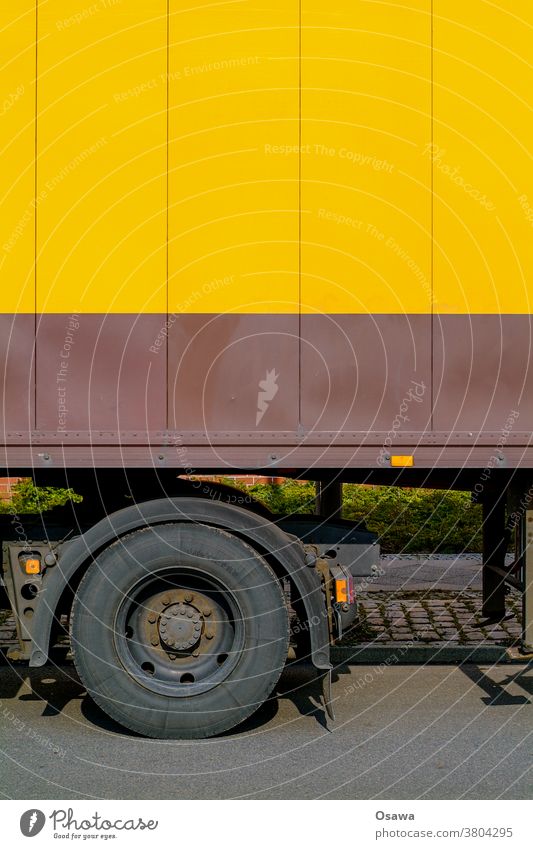 LKW Detail mit orangefarbenem Aufbau Güterverkehr & Logistik Lastwagen Verkehr Fahrzeug Außenaufnahme Farbfoto Verkehrsmittel Straße Menschenleer Tag Reifen