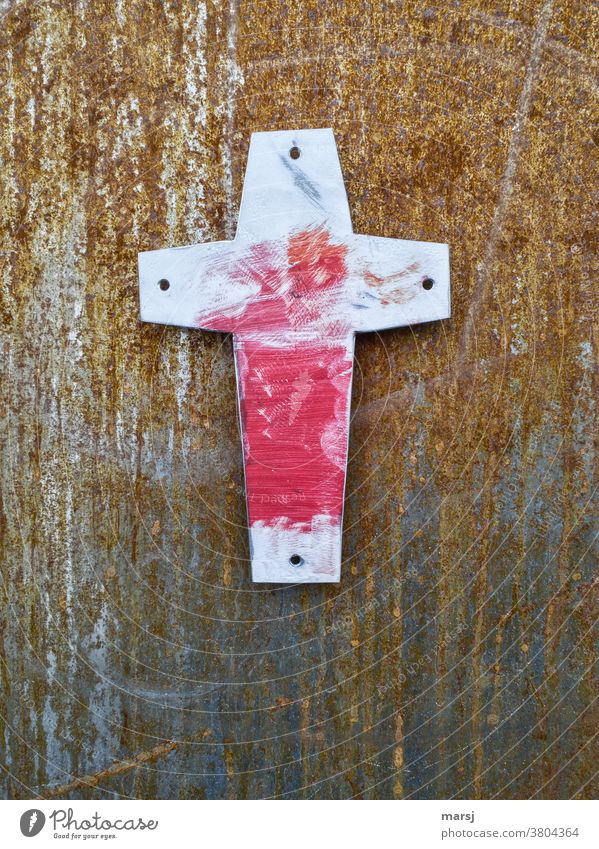 Rot angeschmiertes Kreuz vor rostigem Hintergrund Christliches Kreuz Religion & Glaube Kruzifix alt Ostern Karfreitag korrodiert Ruhe Hoffnung