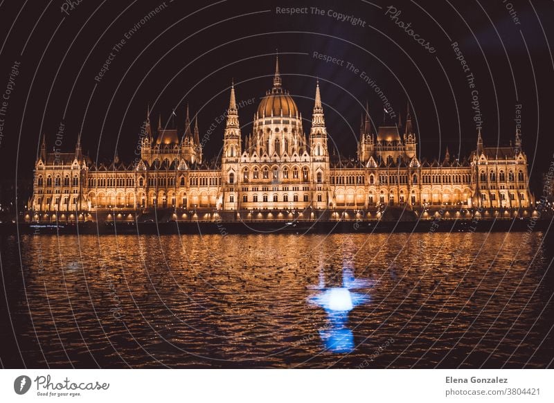 Ansichten des Budapester Parlaments von der Donau aus bei Nacht, Ungarn erbaut Sonnenuntergang Architektur Ausflugsziel traditionell Straße Denkmal Symbol