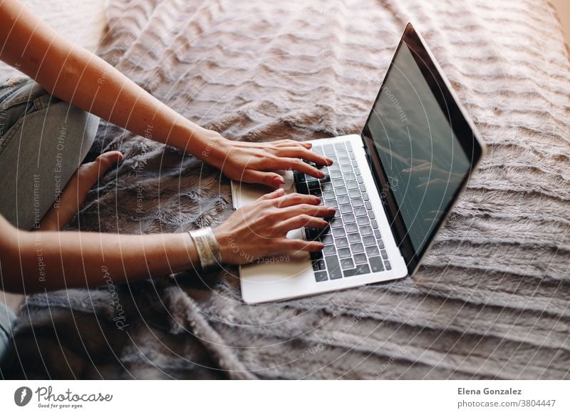 Frauenhände beim Tippen auf der Laptop-Tastatur im gemütlichen Schlafzimmer arbeiten Sitzen Hände Raum macbook Geschäftsfrau benutzend Computer heimwärts Person
