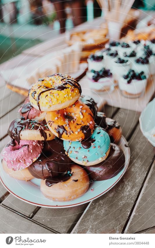 Leckerer Donuts-Kuchen mit Schokoladenüberzug. Festliches Familien- oder Party-Snack-Konzept. Ansicht von oben. Krapfen Belag lecker Feier Geburtstag Partyzeit