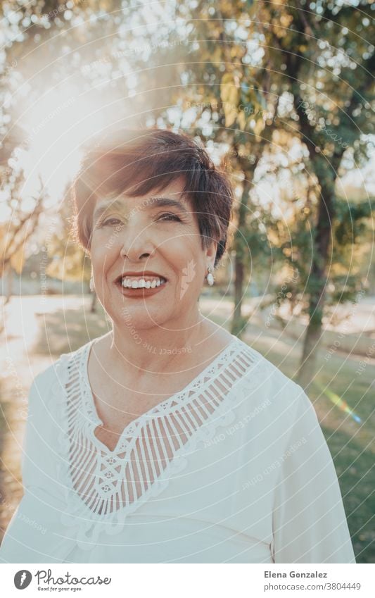 Nahaufnahme des Porträts einer älteren spanischen Frau im Park bei Sonnenuntergang Blick Senior lässig reif mittleres Alter abschließen Freizeit lieblich 50s