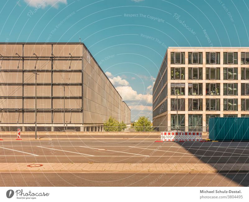 Urbane Architektur - Parkhaus und Bürohaus stadt city metropol flughafen berlin architektur grafisch farbe form fläche minimal geometrie harmonie straße