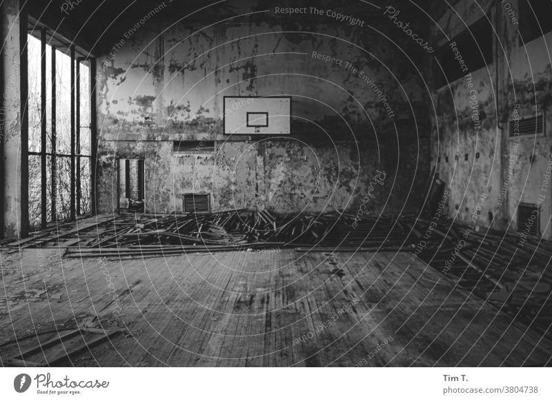 eine Sporthalle Ukraine Pripjat s/w Saal Sportgerät Ruine Tschernobyl Schwarzweißfoto SCHWARZ-WEIß Architektur alt Basketball Basketballplatz Haus schwarz