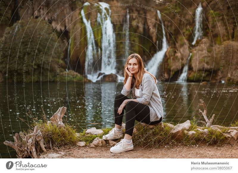 Hübsche blonde Frau genießt die Natur in der Nähe von malerischen Wasserfällen attraktiv Gleichgewicht schön Schönheit das Leben genießen die Natur genießen