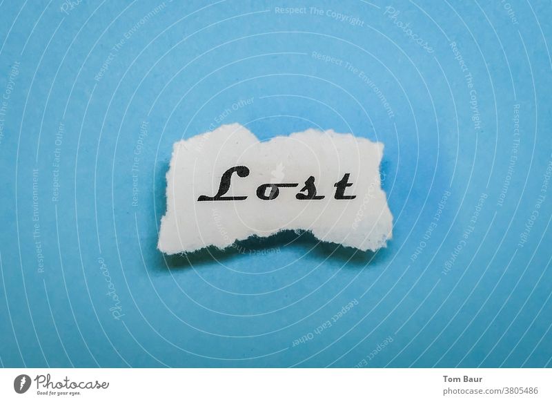 Wort des Jahres 2020 in Deutschland - Lost lost Farbe des Jahres Pantone Farbe des Jahres Farbtrends Hintergrundbild Gedrucktes abgerissen Papierfetzen