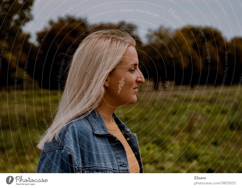 Porträt einer blonden Frau im Grünen jeansjacke lange haare Lifestyle hübsch schoen Natur Landschaft Wiese glücklich freizeit Erholung zufriedenheit lachen