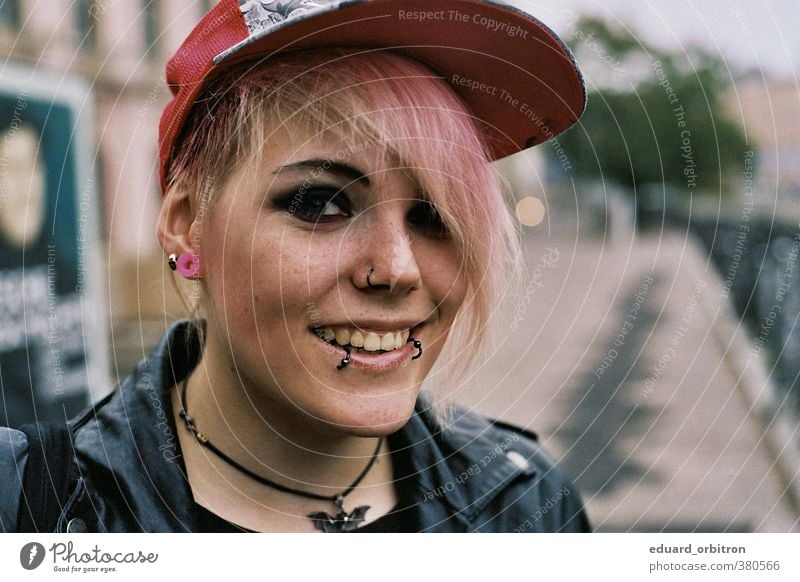 Dess Mettel feminin Junge Frau Jugendliche Erwachsene Kopf 1 Mensch 18-30 Jahre genießen Punk Farbe Lederjacke Piercing Ohrenstöpsel Schminke Emo-Punk Glück