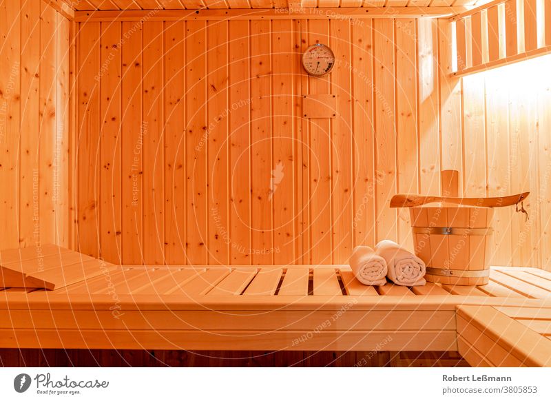 eine kleine private Sauna Aufguss Erholung Wellness Eimer Handtücher Kelle Urlaub Sauna-Klimamesser Thermometer Hygrometer Textfreiraum Entspannung Hitze Holz