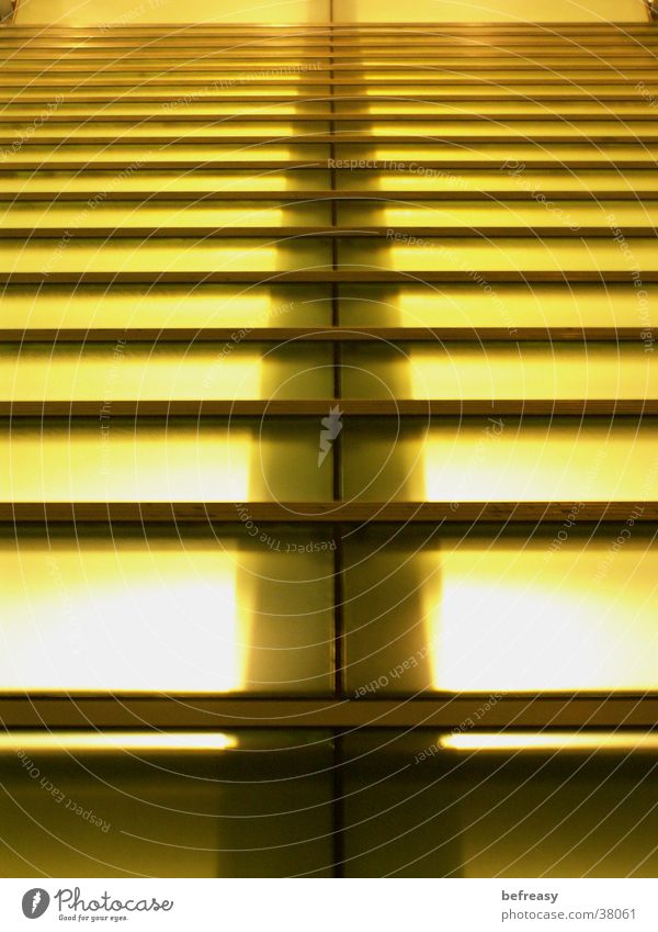 glastreppe Licht gelb gestreift strahlend aufsteigen Abstieg Architektur Treppe tief Glas