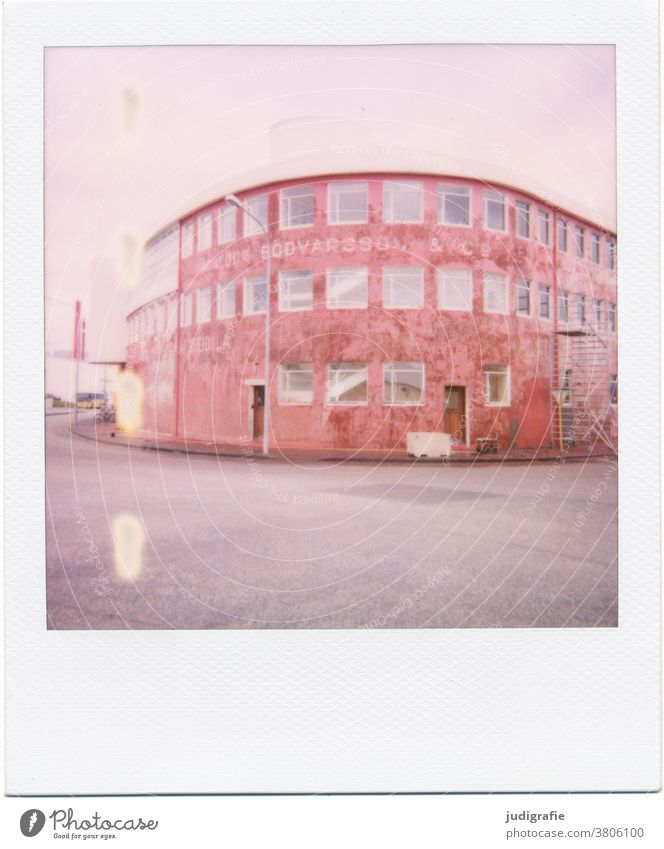 Polaroid eines isländischen Hauses Island Landschaft wohnen Gebäude Außenaufnahme Menschenleer Farbfoto Dach Bauwerk rot rund Fenster marode Farbe Architektur