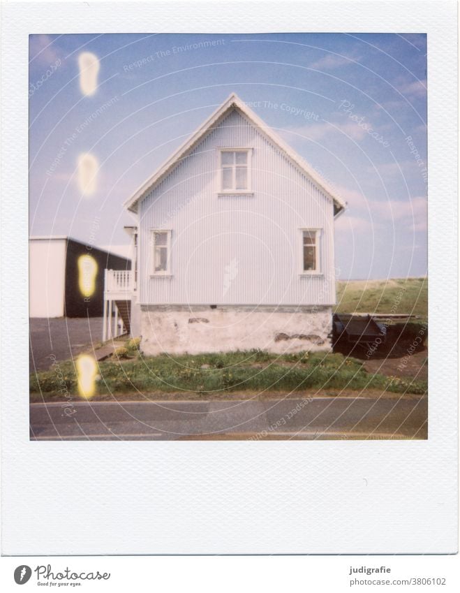 Polaroid eines isländischen Hauses Island Landschaft wohnen Einsamkeit Gebäude Außenaufnahme Menschenleer Farbfoto Dach Fenster Paar Nachbarhaus