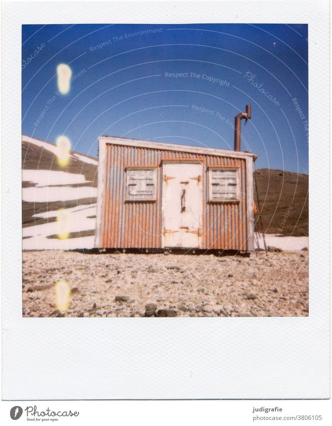 Isländische Schutzhütte auf Polaroid Island Haus Landschaft Einsamkeit Gebäude Außenaufnahme Menschenleer Farbfoto Hütte Fenster Häusliches Leben Stimmung