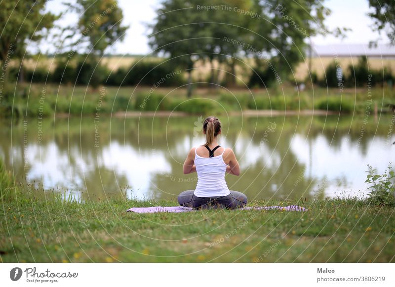 Yoga-Übungen im Freien / Ein junges Mädchen / Porträt brunette fitness grass model park person picnic portrait pretty relaxation romantic sensuality smile sport