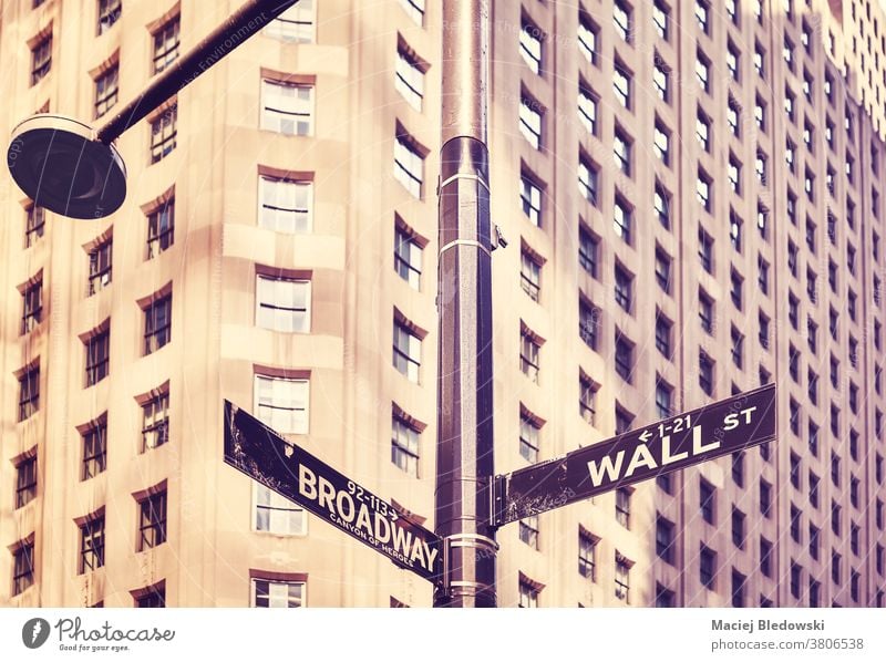Wall Street und Broadway Straßenschild in Manhattan, New York, USA. New York State Zeichen Großstadt retro altehrwürdig Symbol Gebäude amerika nyc Business