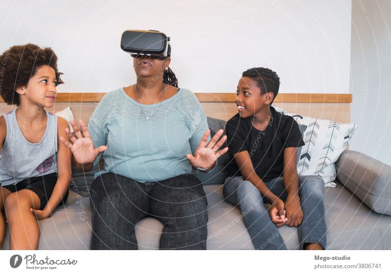 Großmutter und Enkelkinder spielen zusammen mit VR-Brillen. Großeltern Realität virtuell Zusammensein Simulation modern Gerät Konzept Simulator