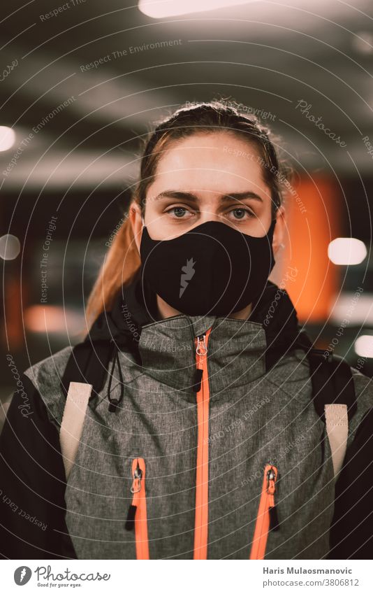 Frau mit Gesichtsmaske im Jackenporträt Erwachsener attraktiv schön schwarz lässig Sammlung cool Coronado-Brücke Coronavirus covid-19 kreativ Mode Garage