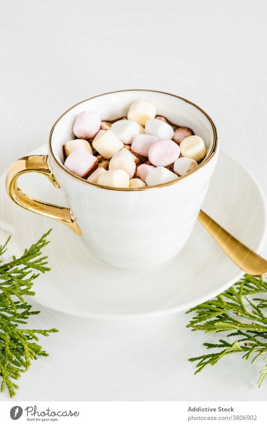 Tasse heiße Schokolade mit Marshmallows auf weißem Hintergrund Heißgetränk süß lecker Leckerbissen Konditorei kreativ Design Dekor Keramik Untertasse golden