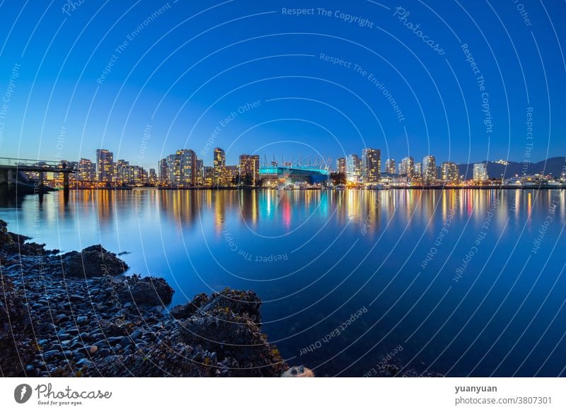 Nachtansicht der Stadtsilhouette Skyline Kanada reisen Architektur Vancouver Großstadt urban Tourismus Stadtbild modern Stadtzentrum Wolkenkratzer Wasser