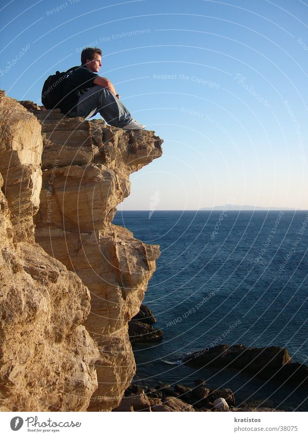 Warten auf den schönsten Sonnenuntergang Sounion Griechenland Meer Klippe Mann Europa Felsen