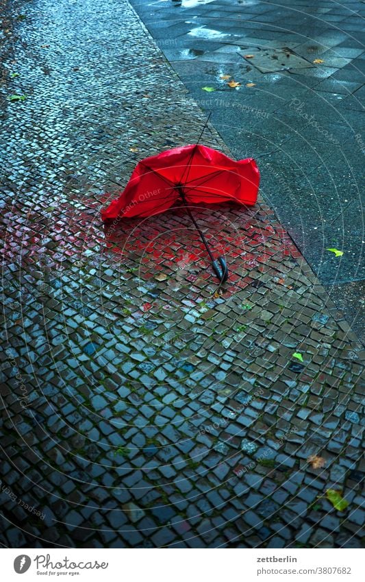 Regenschirm im Regen berlin defekt hauptstadt herbst hinterhaus kaputt regen regenschirm schöneberg straße straßenfotografie szene urban verloren wetter