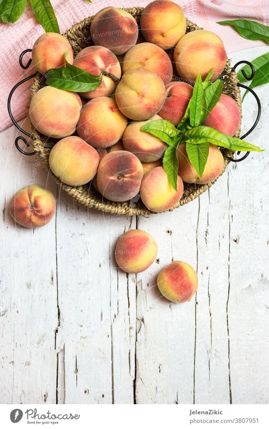 Reife, saftige Pfirsiche auf rustikalem Hintergrund Frucht Lebensmittel Gesundheit frisch Ackerbau Diät organisch Sommer roh rot süß Nektarine reif