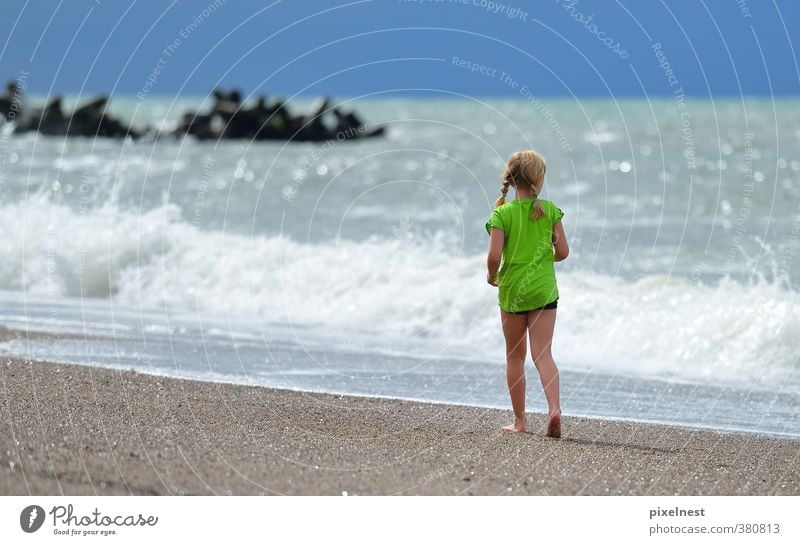Spaziergang am Strand Erholung Freizeit & Hobby Ferien & Urlaub & Reisen Sommer Sommerurlaub Sonne Meer Wellen wandern Kind Mensch Mädchen 1 8-13 Jahre Kindheit