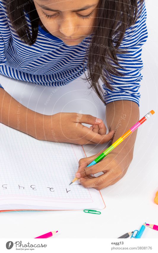 Das niedliche linkshändige Mädchen schreibt mit einem Bleistift in ihrem Notizbuch. bezaubernd zurück zur Schule Buch Konzentration konzeptionell Kopierbereich