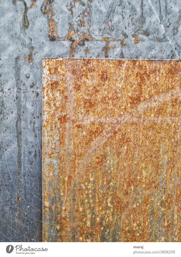 Zwei verschiedene Stahlbleche geometrisch angeordnet Eisen Rost Industrie Industriefotografie alt Metall Blech Klarheit hintereinander Kontrast Gegensatz