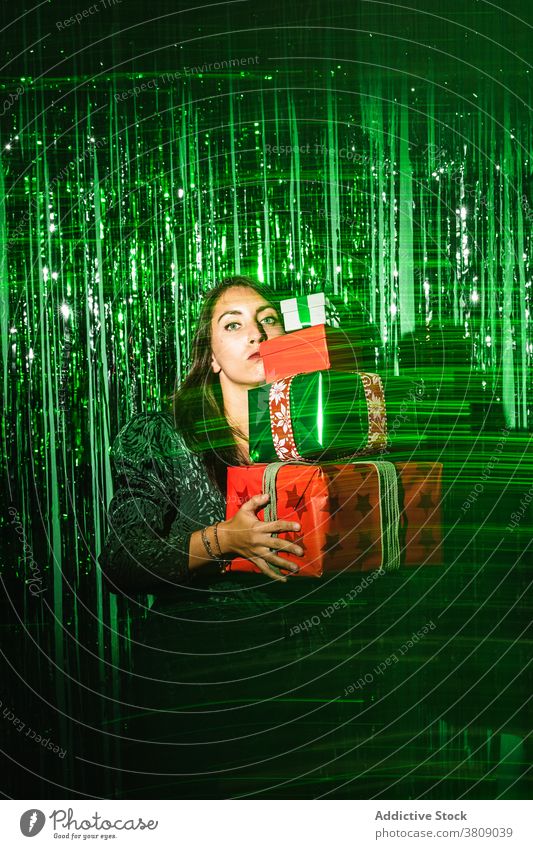 Frau wirft verpacktes Weihnachtsgeschenk Weihnachten Party präsentieren Geschenk Kasten werfen grün Farbe Lametta Glanz glänzend schimmern Glamour Kleid Atelier