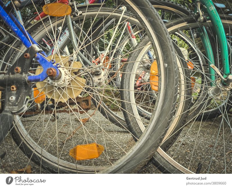 Alte Fahrräder in wilder Ordnung Fahrrad Fahrzeug Außenaufnahme Farbfoto Menschenleer Verkehrsmittel Fahrradfahren Rost Freizeit & Hobby Reifen