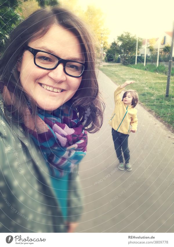 Selfie von einer Mutter mit Sohn selfie Frau Außenaufnahme Mensch Handy Lächeln lässig Erwachsene Glück schön Porträt Freude Lifestyle Kind Spaziergang Jacke