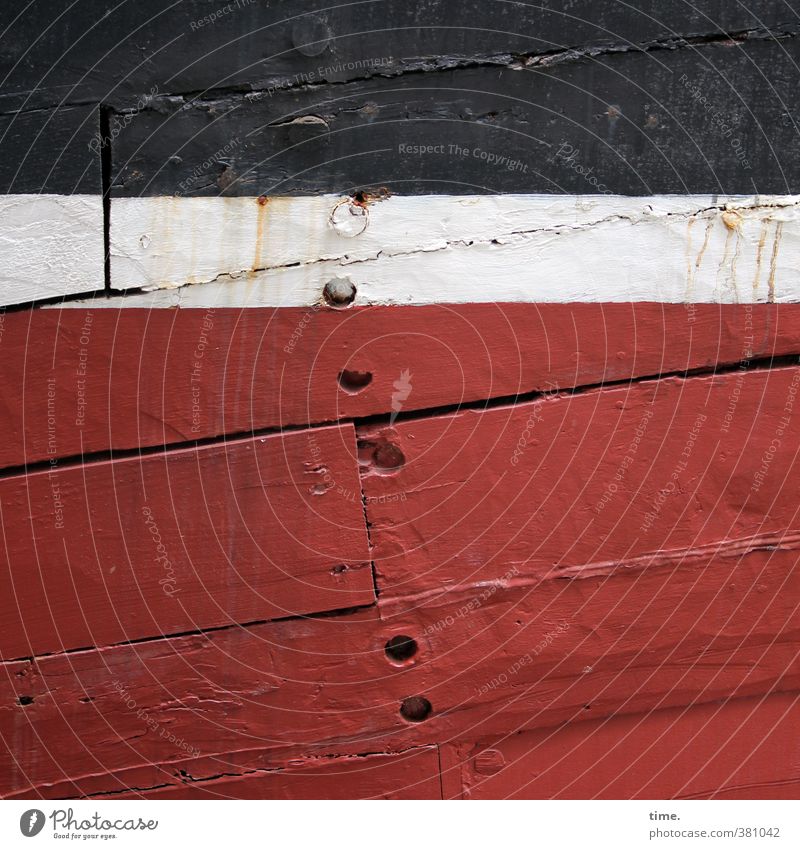 in Würde alt werden Schifffahrt Schiffsplanken Schiffswrack maritim Nagel Holz Armut authentisch historisch kaputt trashig rot schwarz weiß Endzeitstimmung