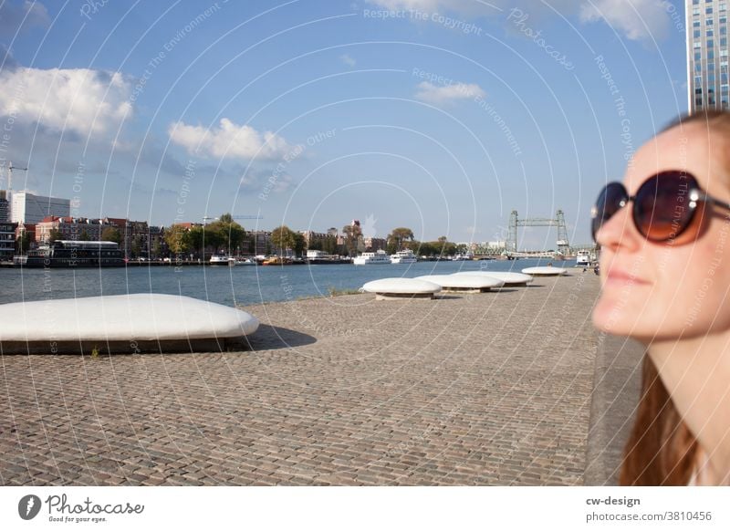 Frau in Rotterdam Niederlande Außenaufnahme Stadtzentrum Himmel