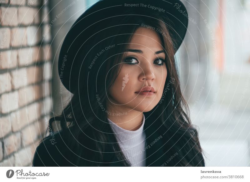 Nahaufnahme-Porträt einer schönen jungen Asiatin im Freien Frau Herbst asiatisch Winter attraktiv Person Lifestyle Erwachsener saisonbedingt traumhaft urban