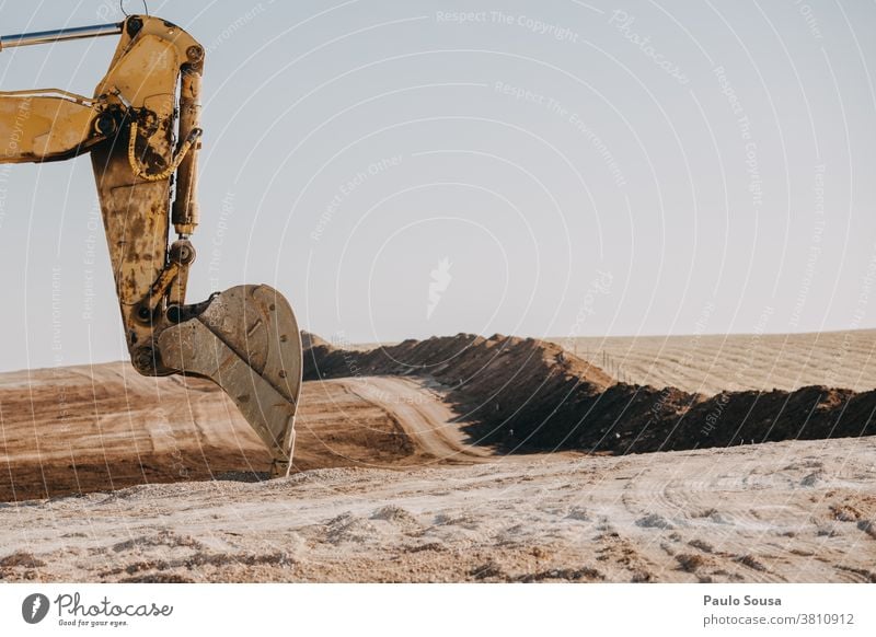 Bagger auf der Baustelle Ausgrabungen Konstruktion Baumaschine Kraft schaufeln Straßenbau bauen Menschenleer gelb Arbeit & Erwerbstätigkeit Maschine Industrie