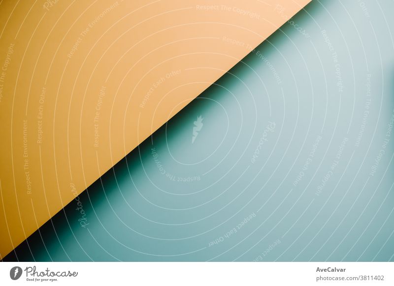 Gelber und blauer pastellfarbener flachgelegter Hintergrund mit scharfen Ebenen und Schatten mit Kopierraum Konzepte Gegensätze horizontal Ideen