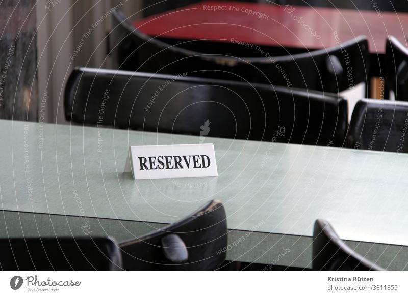 reserved schild auf einem tisch reserviert restaurant café tischreservierung tischplatte platz sitzplatz stühle tische gastro gastronomie resopal besetzt essen